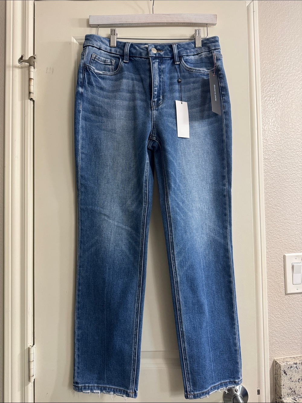 Straight-Leg Jeans in Medium Blue Wash - Women